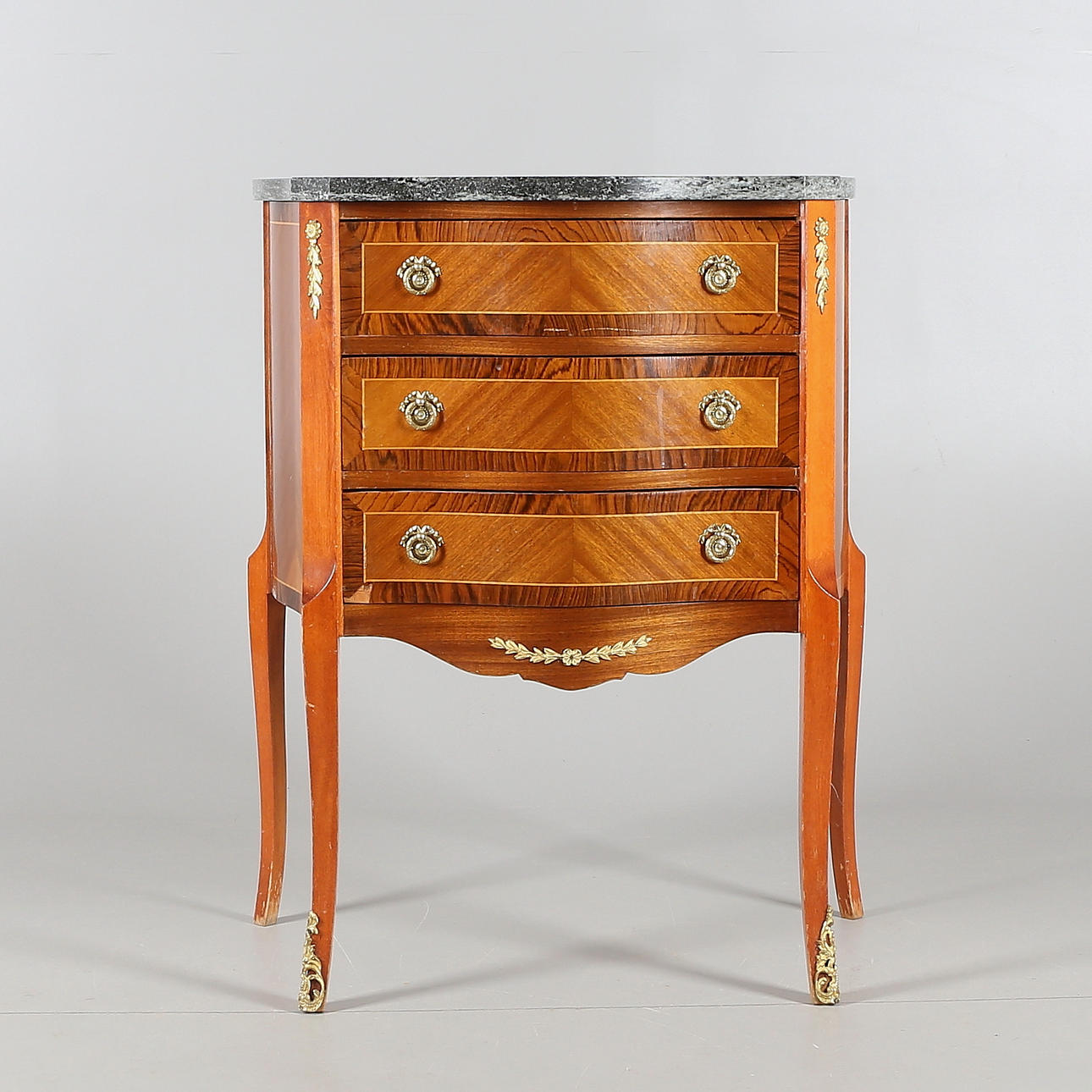 BYRÅ, rokokostil, 3 lådor, marmorskiva, 1900-talets senare del.