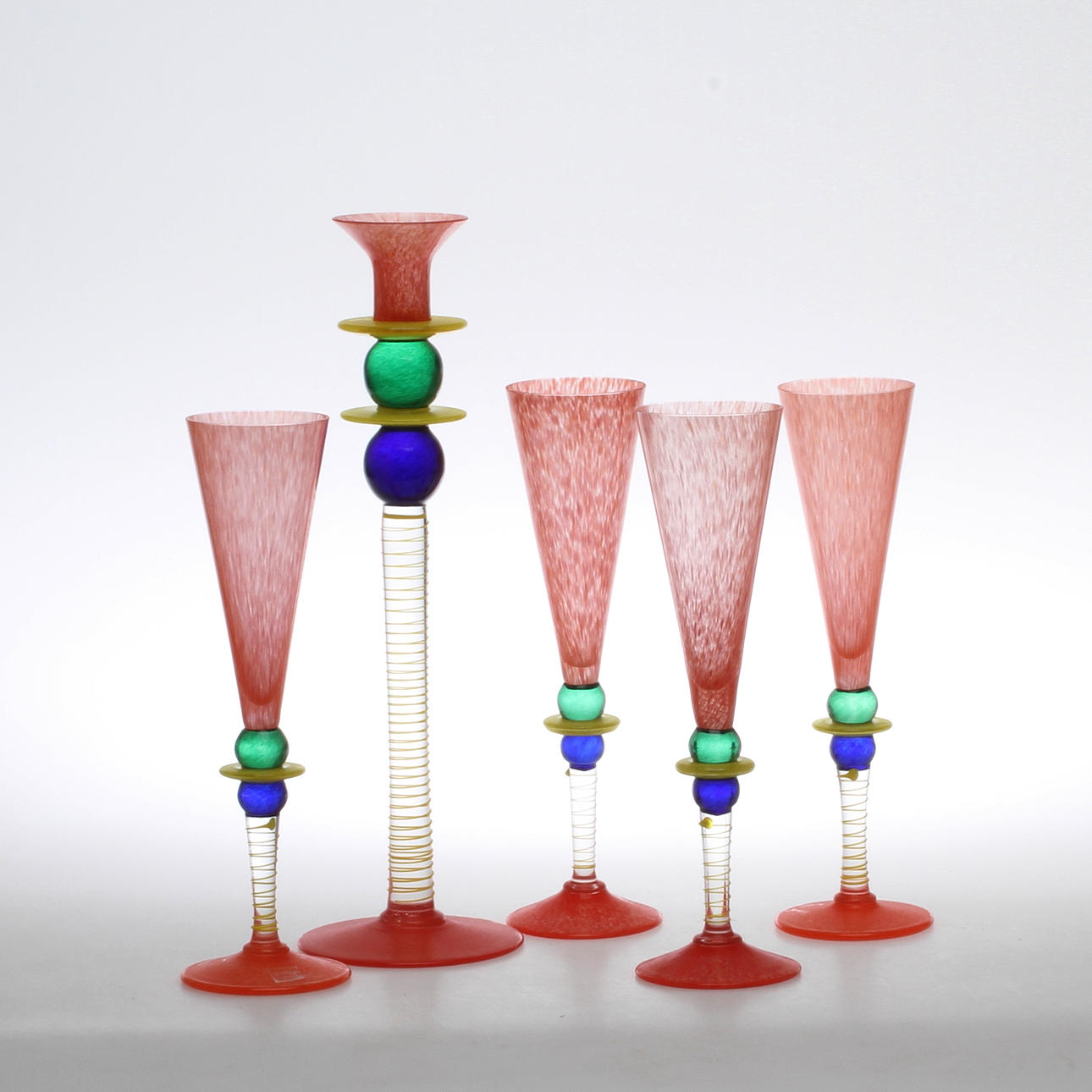CHAMPAGNESTRUTAR 4 st samt LJUSSTAKE, glas, "Harlequin" Berit Johansson, Gense.