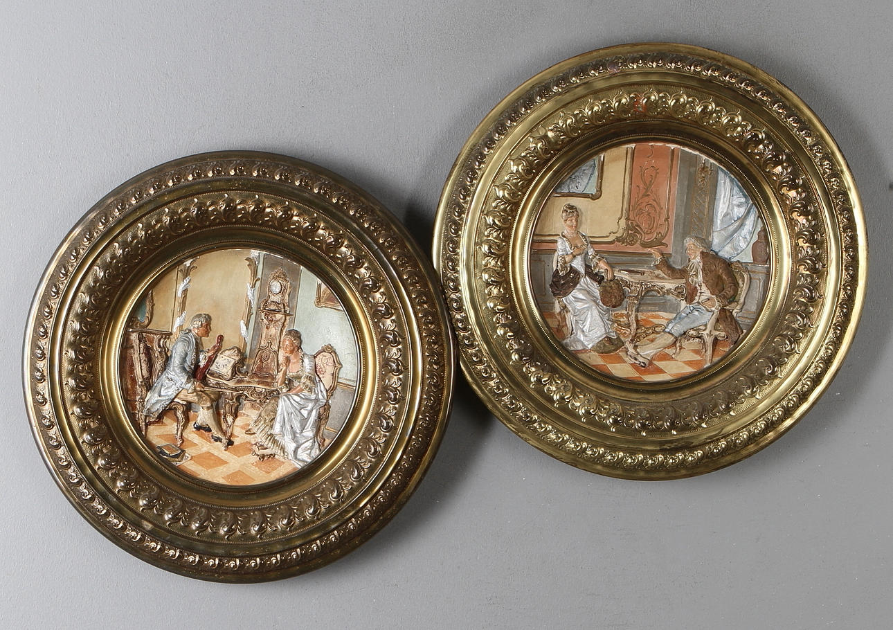 VÄGGPLAKETTER, 1 par , omkring 1900.