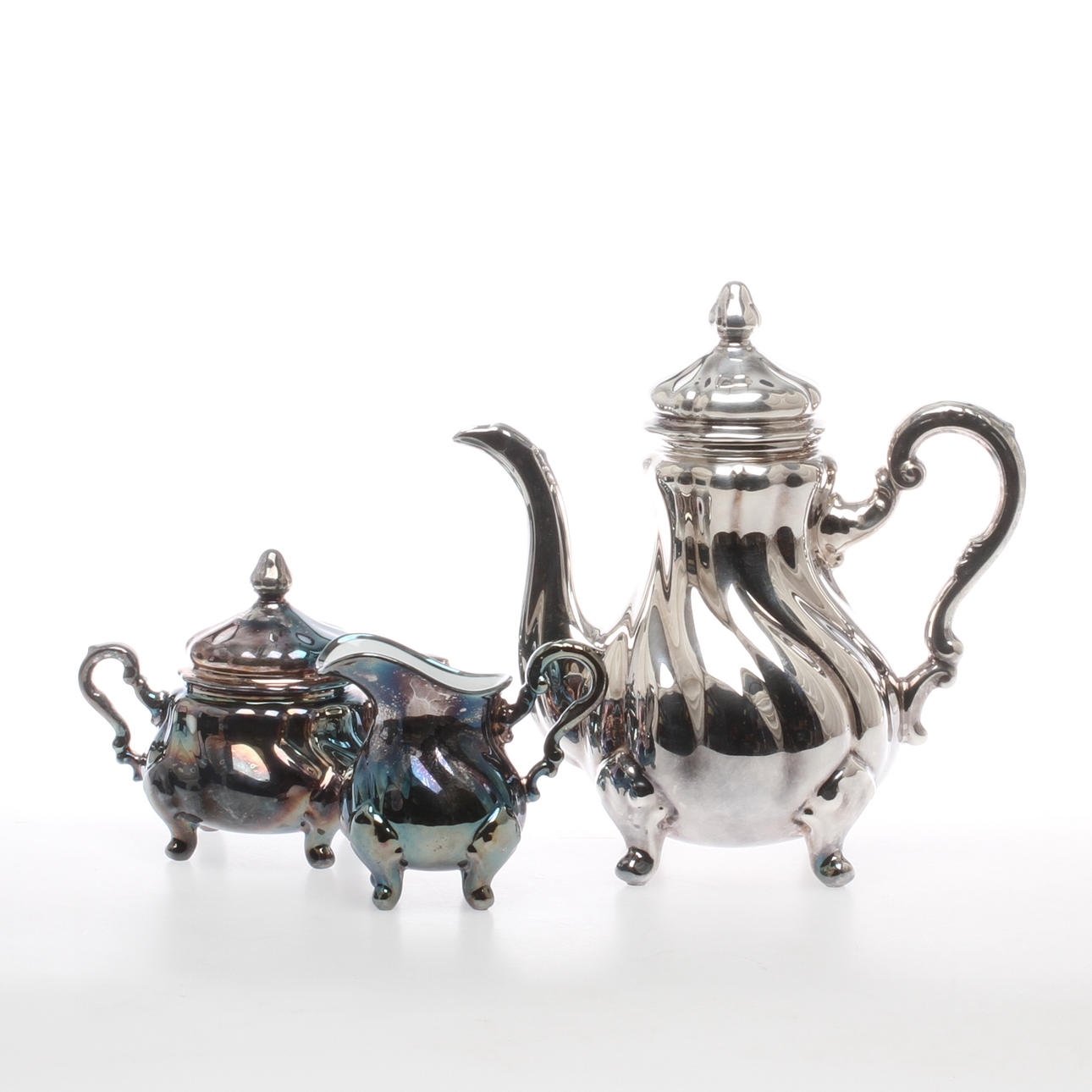 KAFFESERVIS, 3 delar, porslin, s k fattigmanssilver, rokokostil, Tyskland, 1900-talets första hälft.