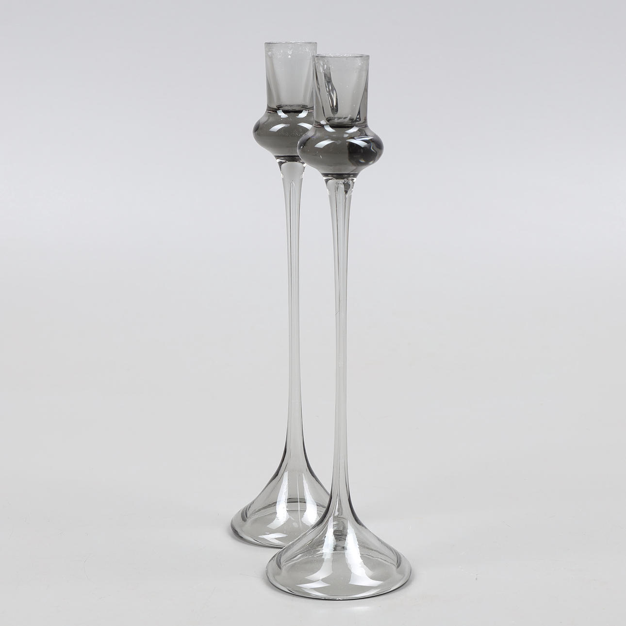 ELSA SÖDERBERG. A pair of glass candlesticks, Hovmantorps glasbruk.