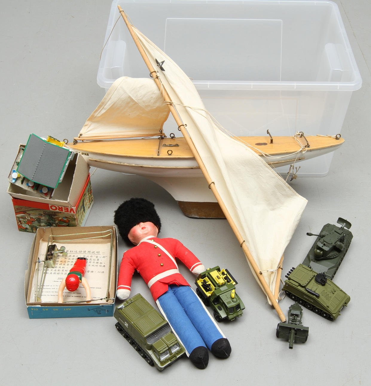 DIVERSE LEKSAKER Segelbåt i trä STAR YACHT ENGLAND, docka, militärfordon med mera.