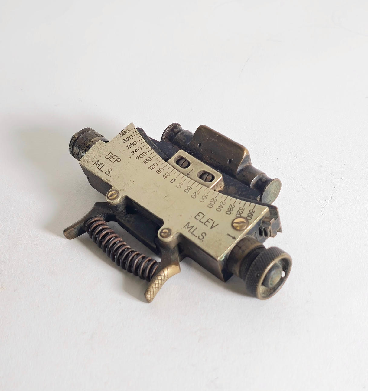 SOTILAALLINEN KALTEVUUSMITTARI.