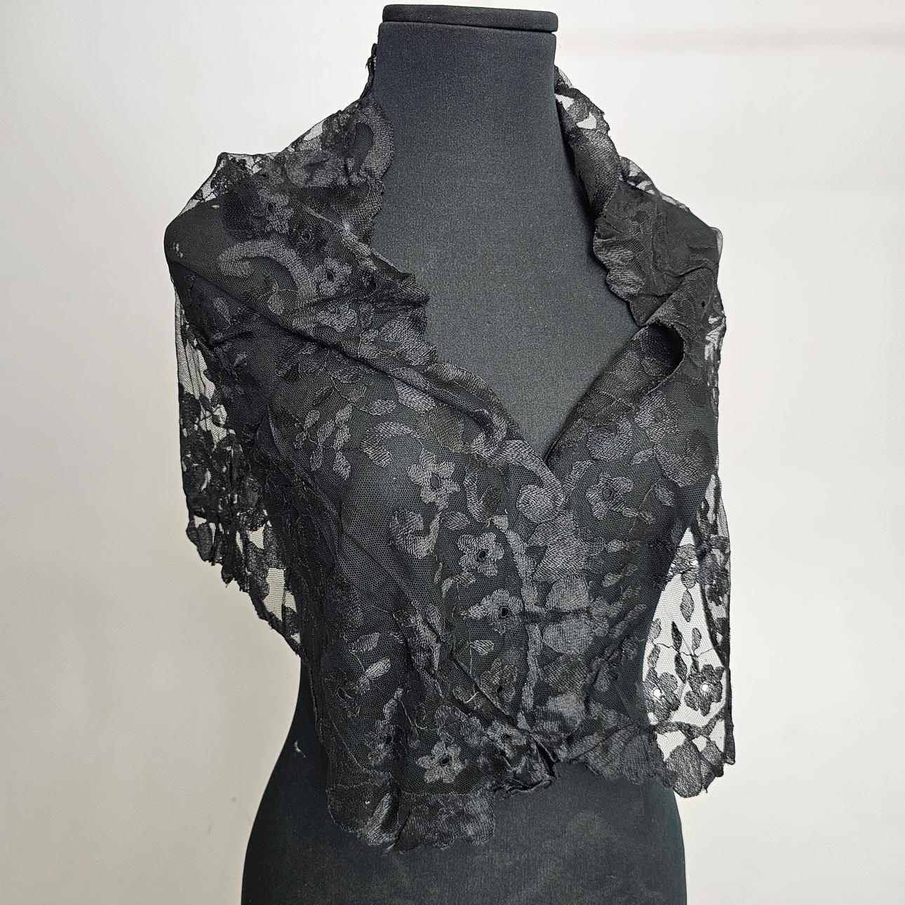 MASSENSCHLEIER AUS SCHWARZER SPITZE VON BIONDA.