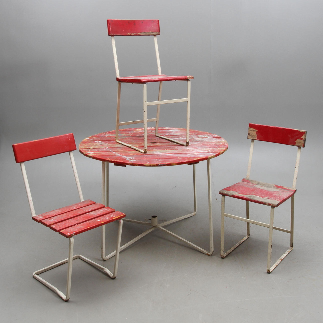 TRÄDGÅRDSBORD med STOLAR 2 st Grythyttan samt STOL, 1900-TAL.