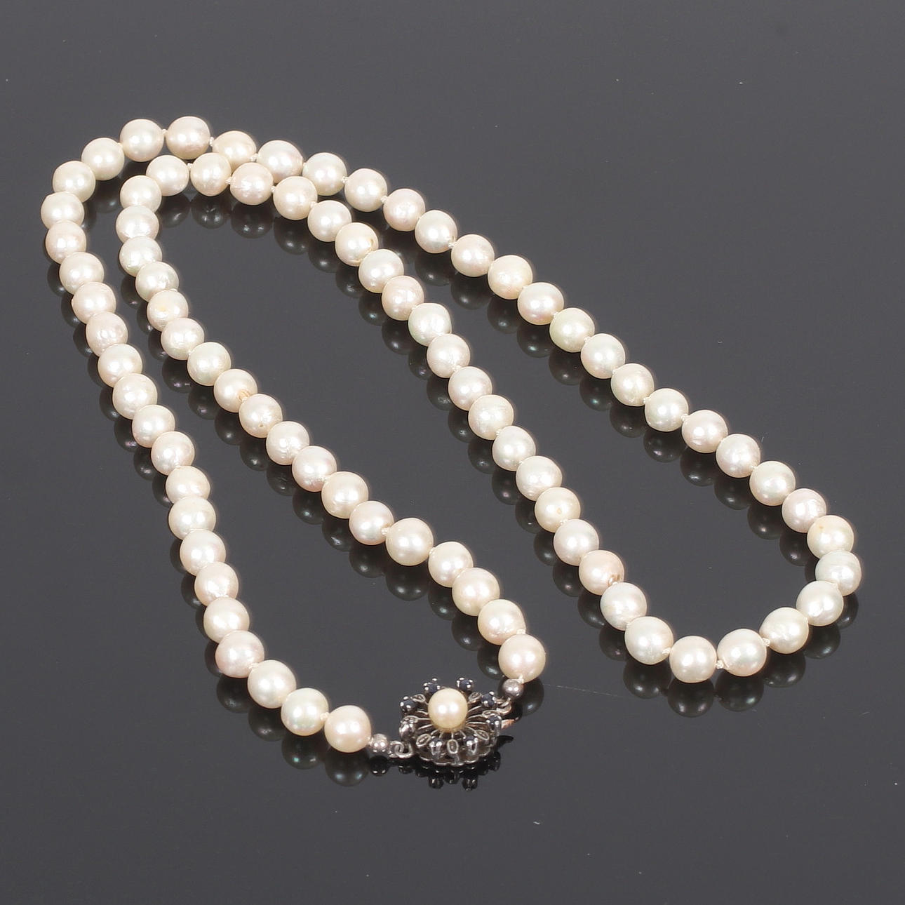 PÄRLCOLLIER, lås av silver, odlade pärlor, 1900-tal.