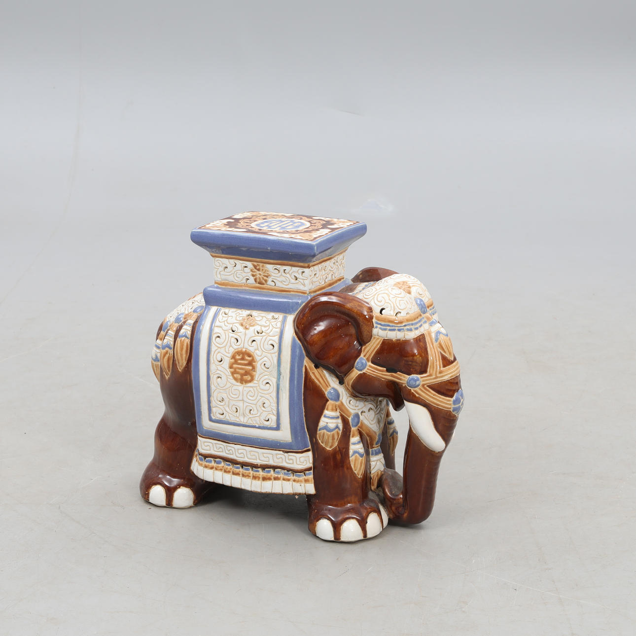 FIGURE/JALUSTA, norsu, itämainen aihe.