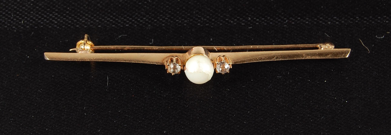 SJALNÅL, 18 K, guld, med vita stenar, pärla.