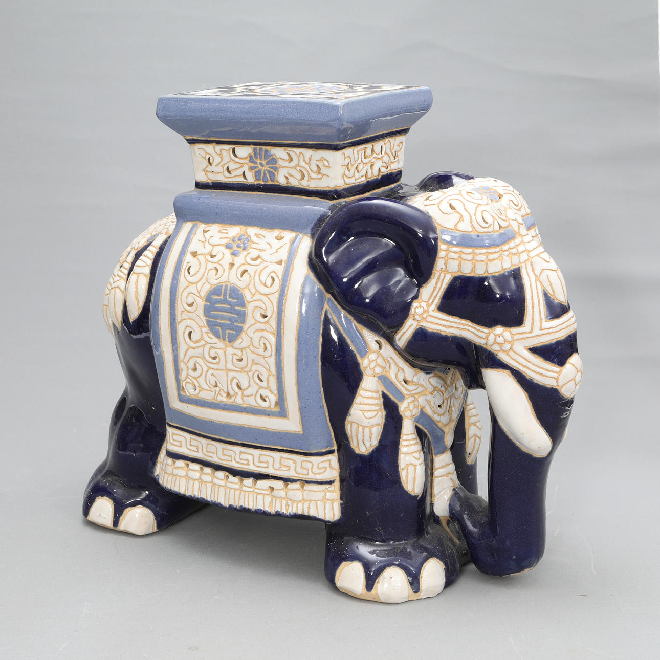 FIGUR/SOCKEL, Elefant, orientalisches Motiv.