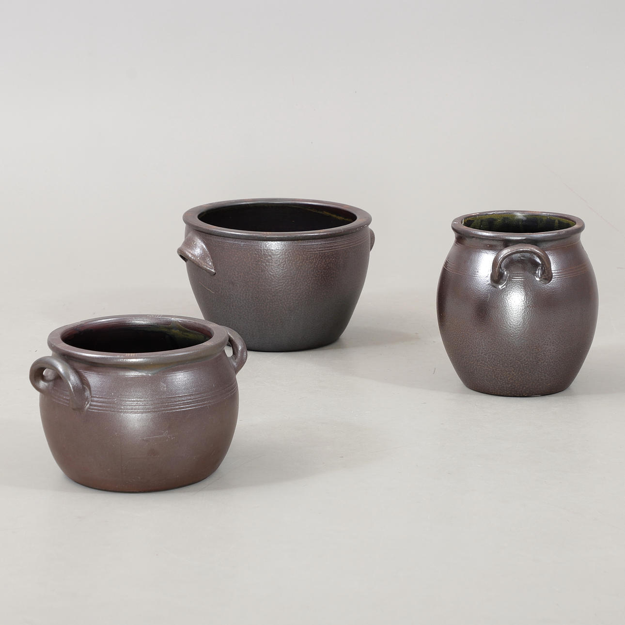 Ein Set aus 3 Bechern aus Steinzeug, Höganäs.