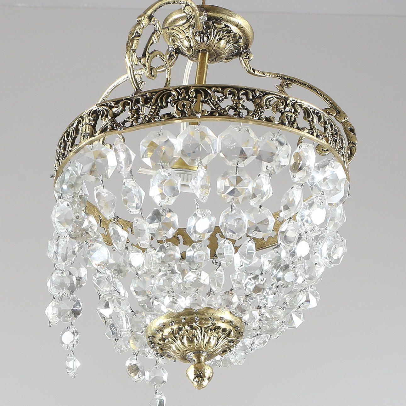 LJUSKRONOR, renoveringsobjekt, ett par samt vägglampetter ett par, metallstomme samt prismor, 1900-talets senare hälft.