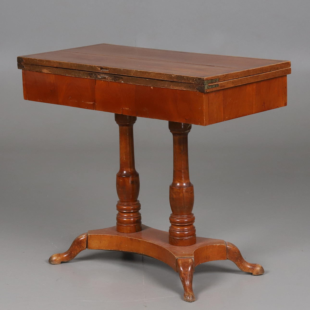 A veneer gaming table, 19th century.