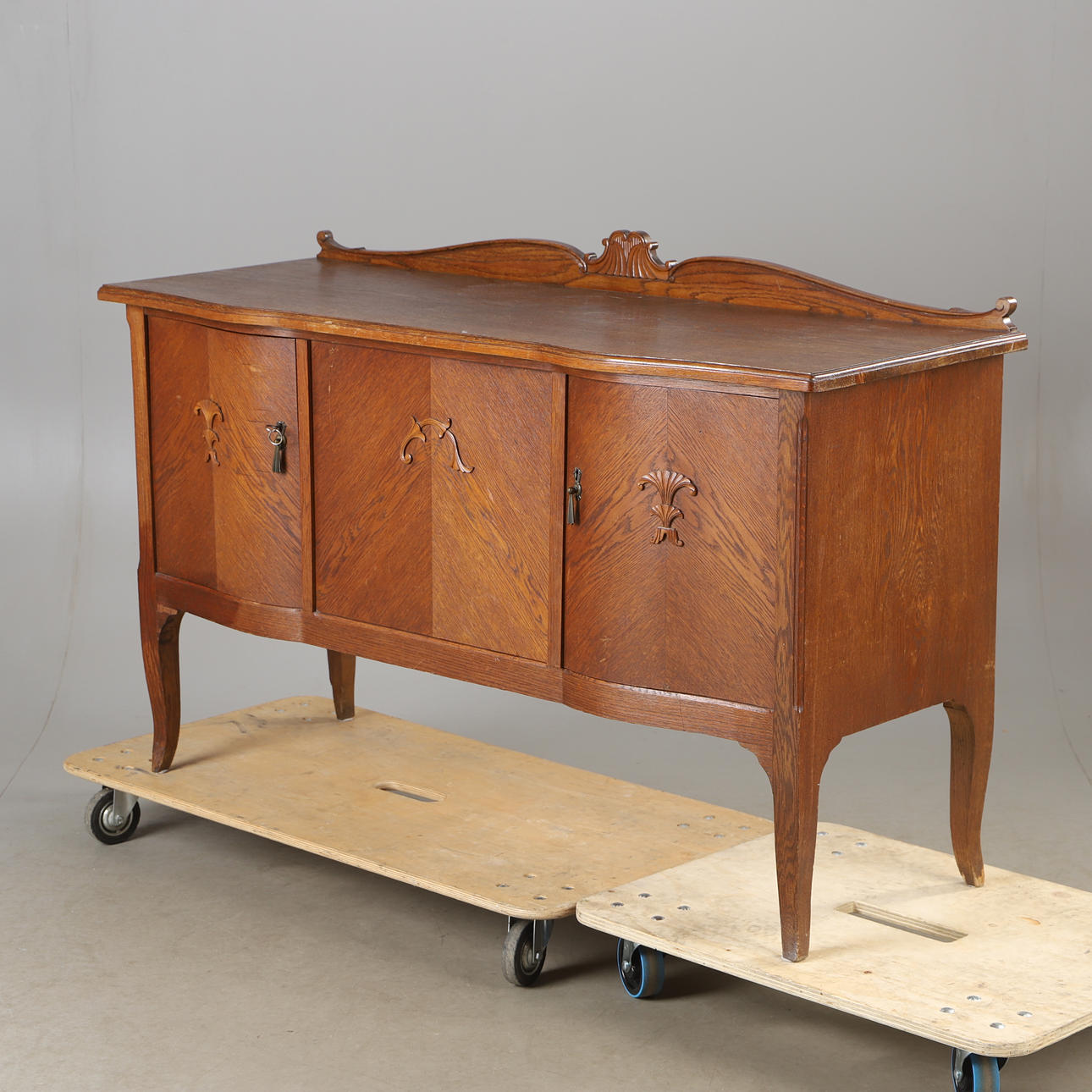 Ein Sideboard aus Eichenholz, erste Hälfte des 20. Jahrhunderts.