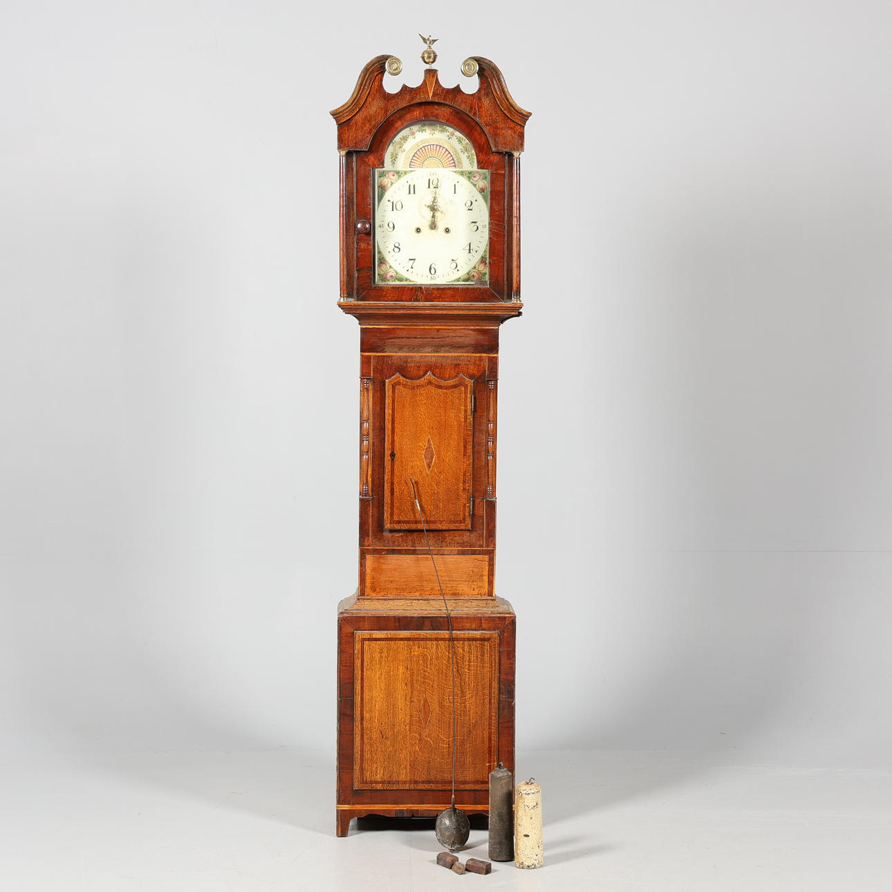 Eine Standuhr aus dem 18./20. Jahrhundert.