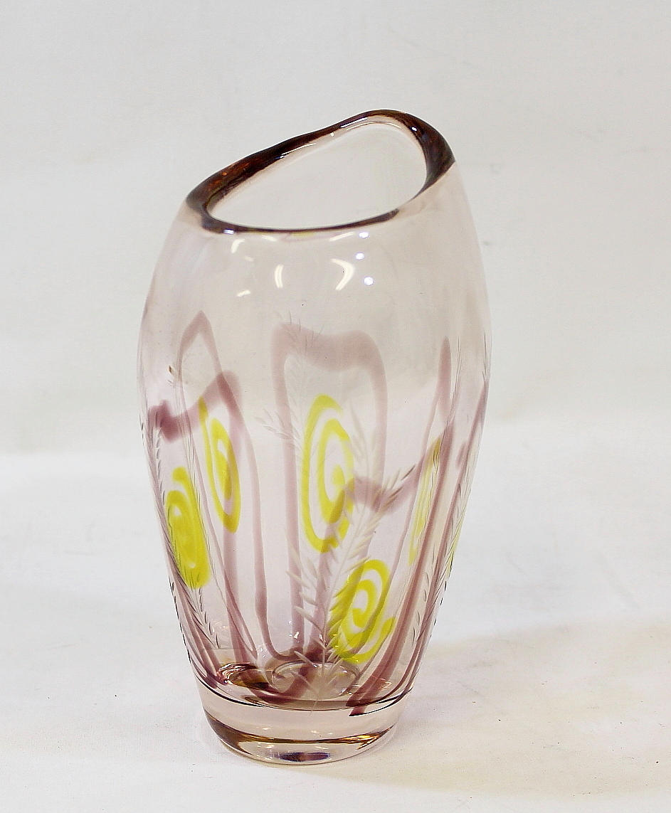 VAS, glas, modell Myrica med slipade växter, design Tora Pors Kalmar Glasbruk.