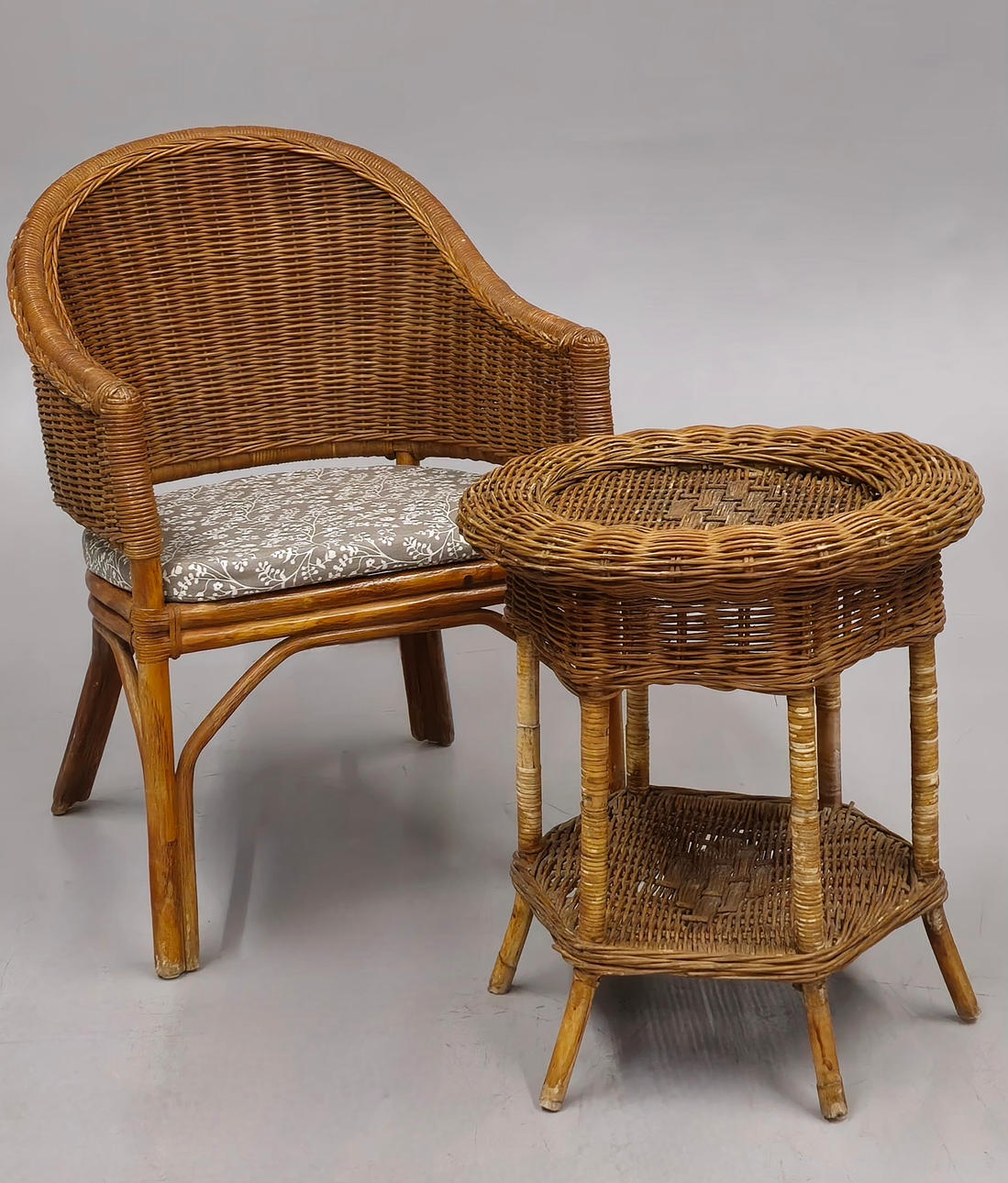 SILLA Y MESITA DE MIMBRE.