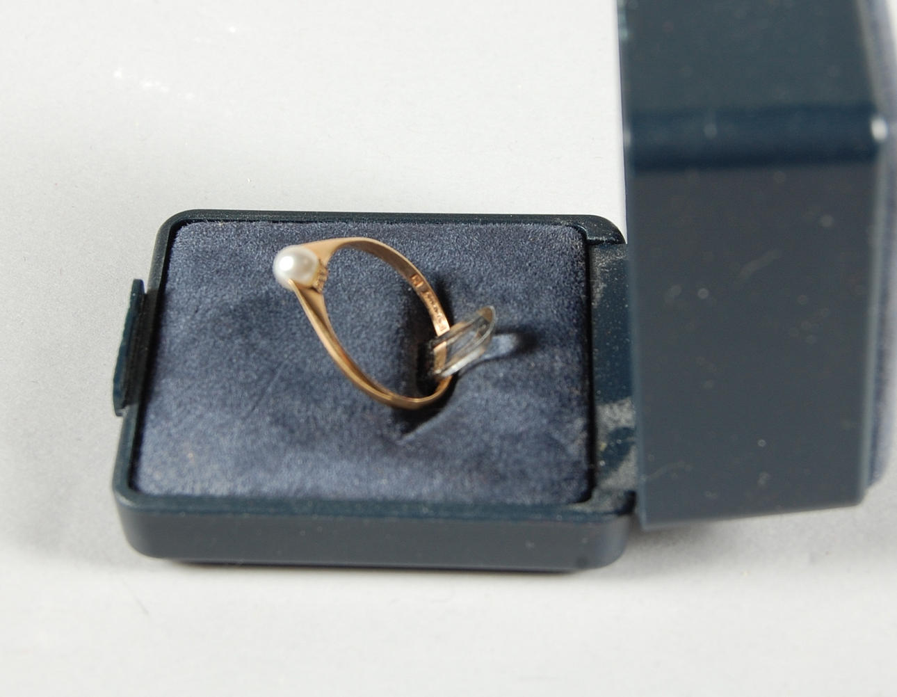 RING, 18 K, guld med odladpärla.