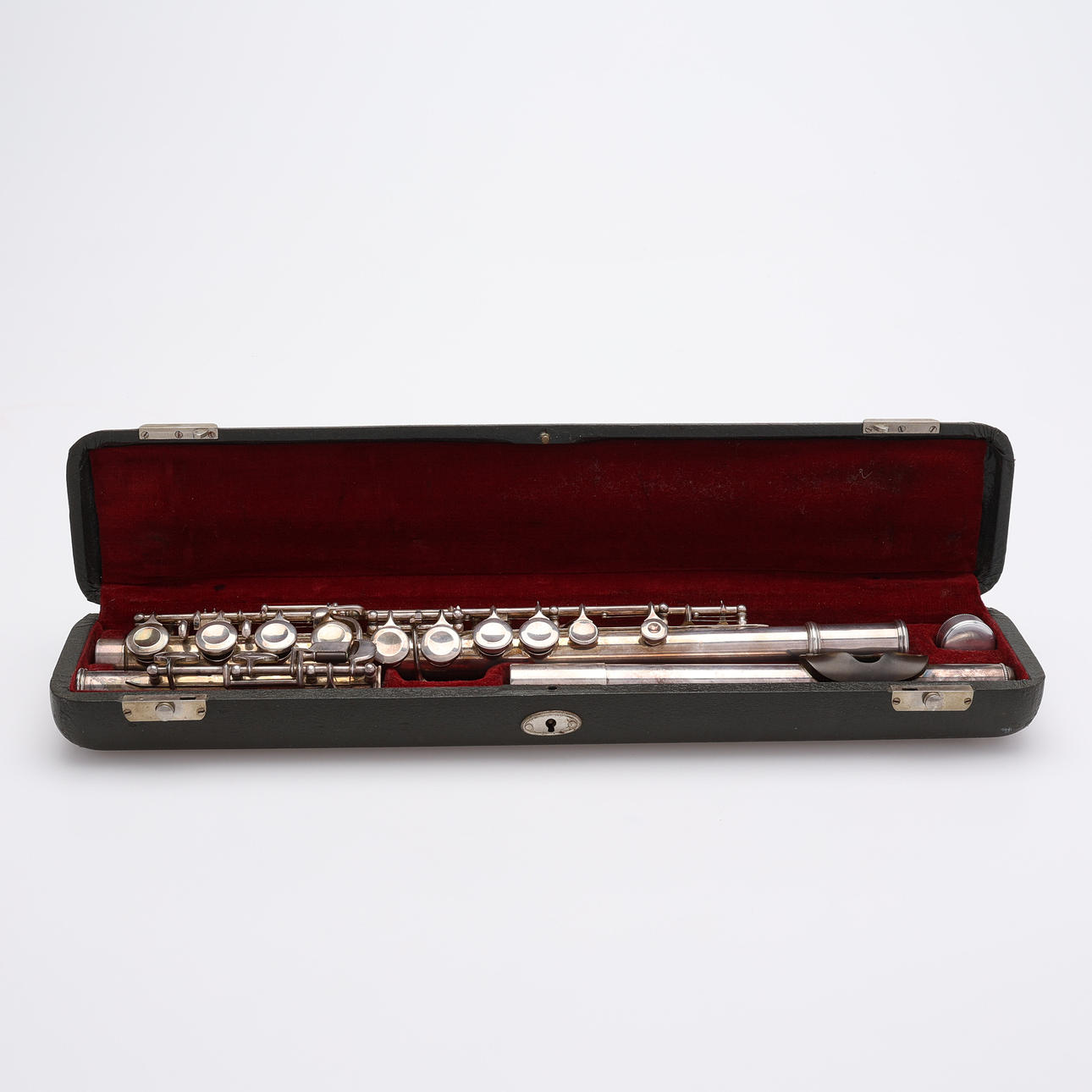 CROSS FLUTE, UNMARKED, 20TH CENTURY.