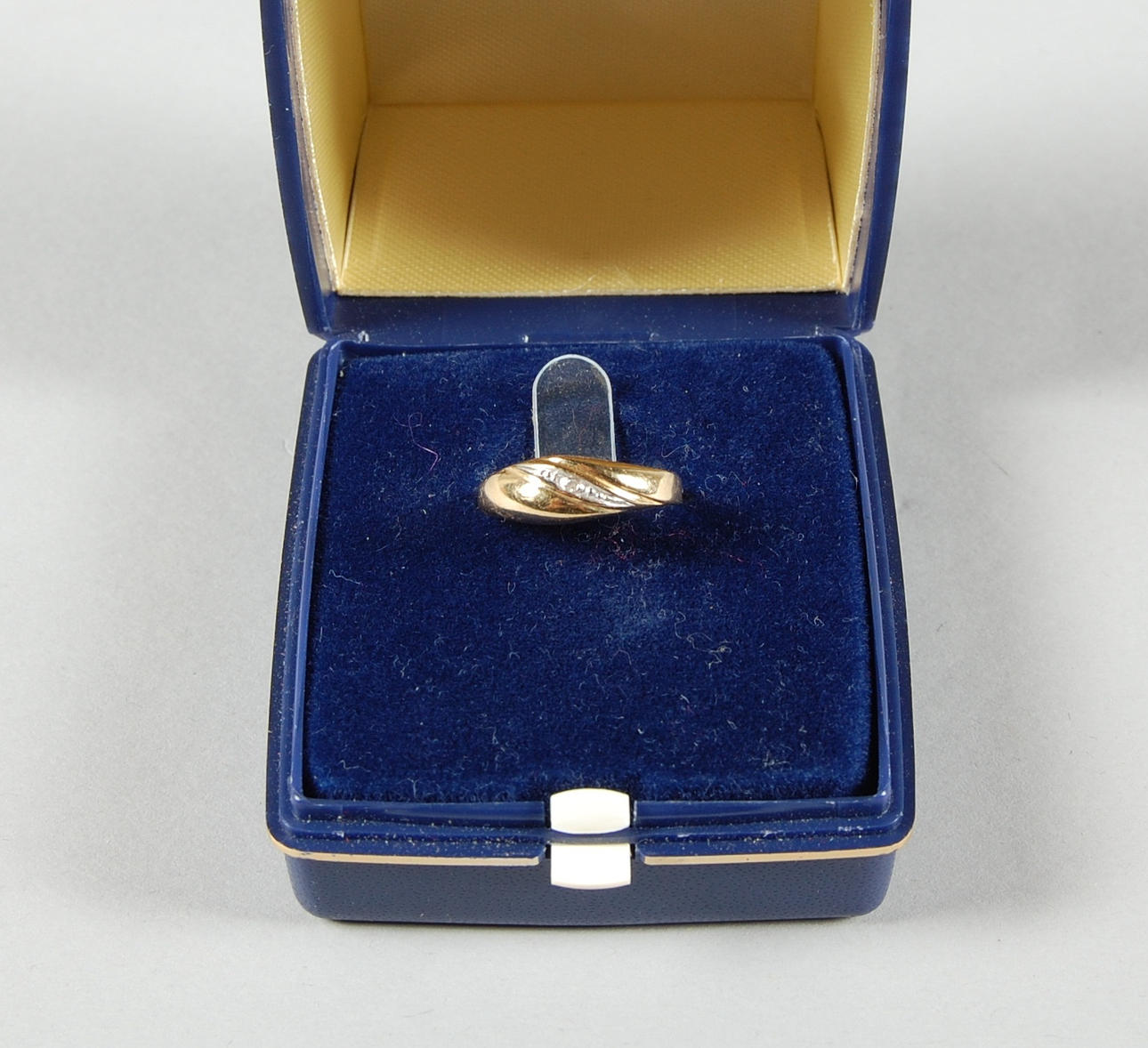 RING, 18 K guld, med 1 diamant, vikt 1 g.