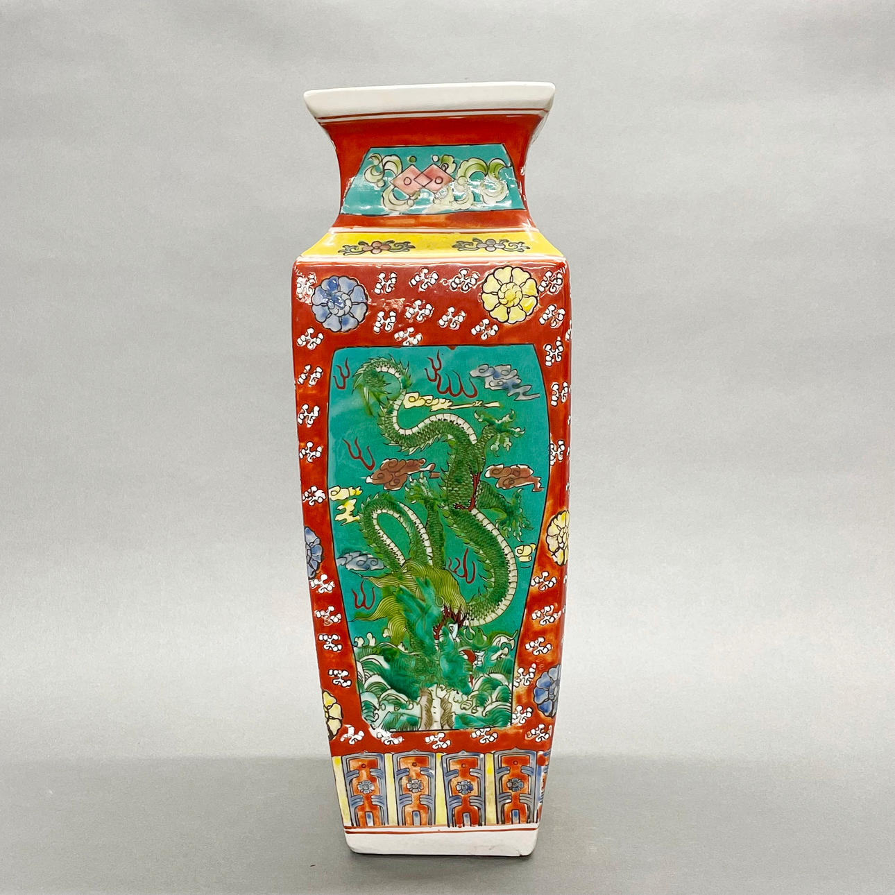 CHINESE HAND ENAMELLED PORCELAIN VASE.