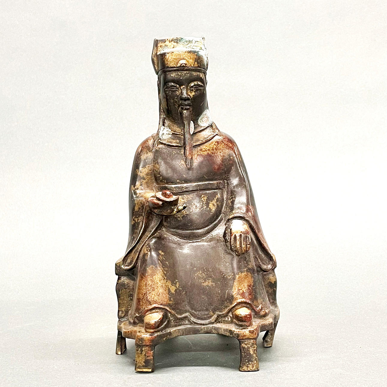 CHINESISCHE BRONZEFIGUR EINES SITZENDEN KAISERS.