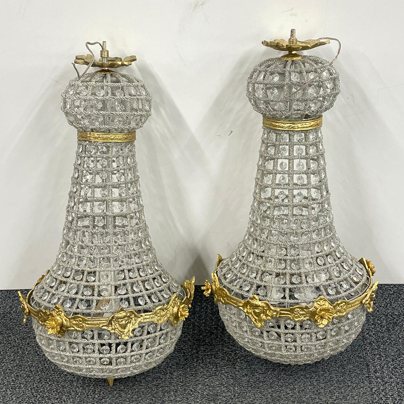 PAR DE LUMINARIAS DE CRISTAL MONTADAS EN ORMOLU.