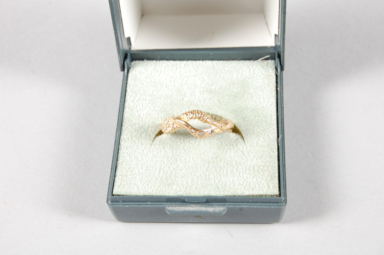 RING, 18 K, guld, med 3 st diamanter, vikt 2 g.