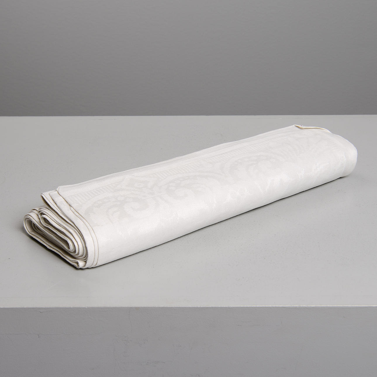 DAMASK CLOTH, approx. 340 x 160 cm, with jacquard pattern.