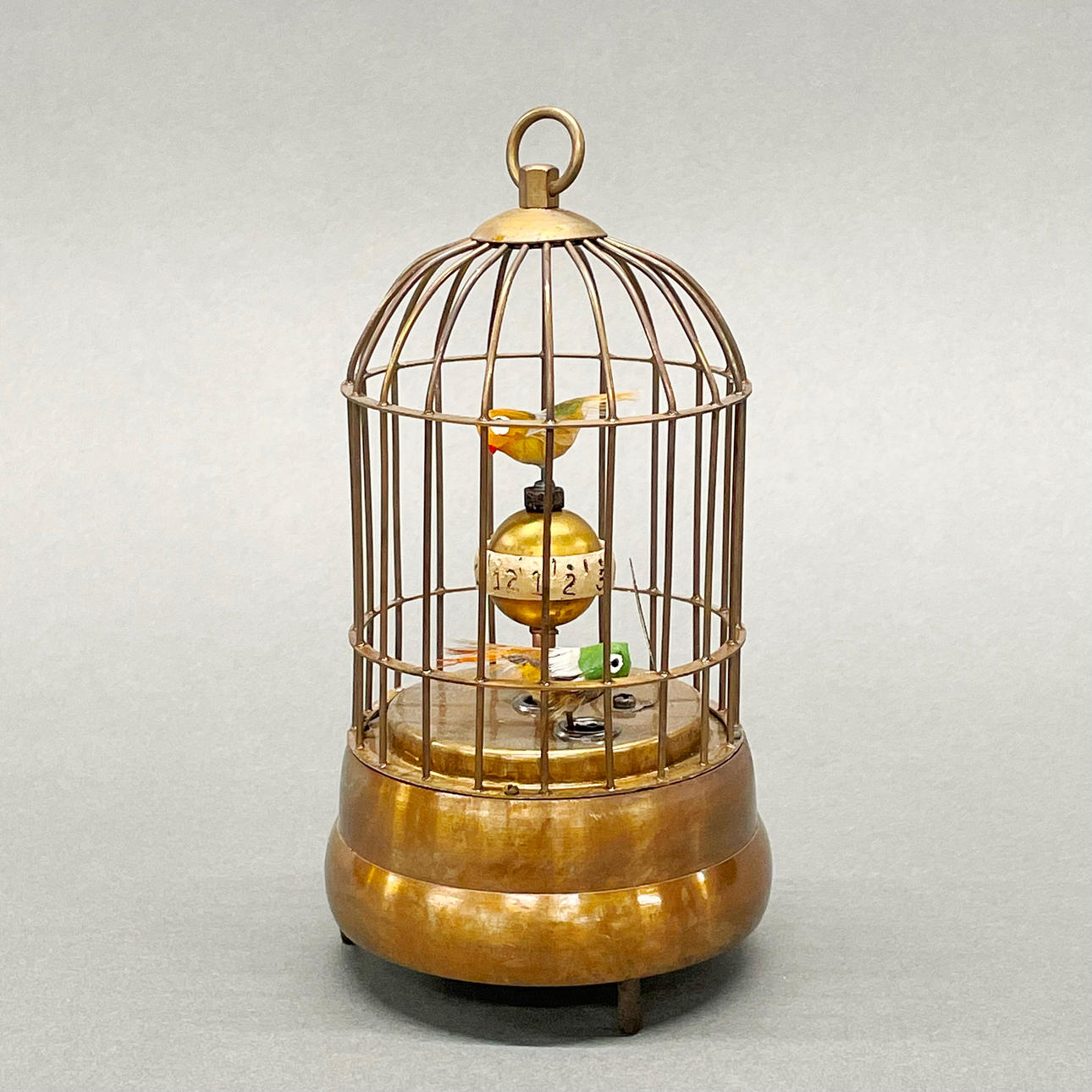 NEUARTIGE VOGELKÄFIG-UHR AUS MESSING.