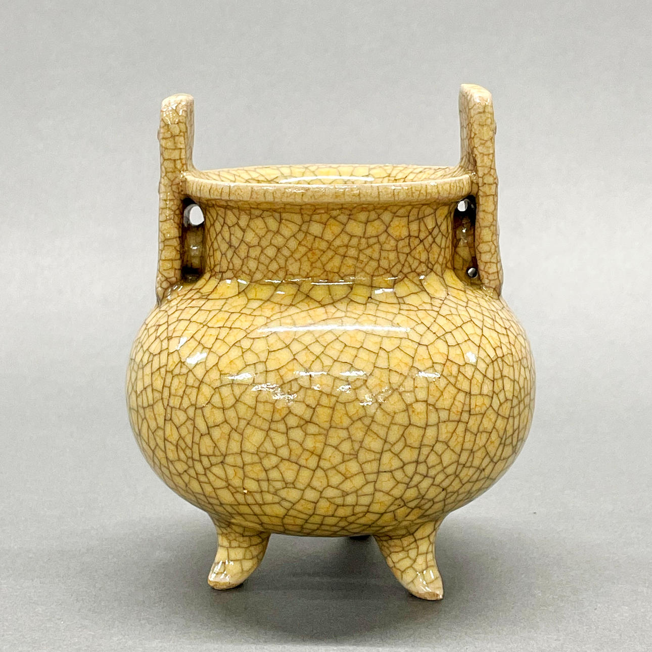 KINESISK KNITRENDE GLASERET PORCELÆNSRØGELSE.