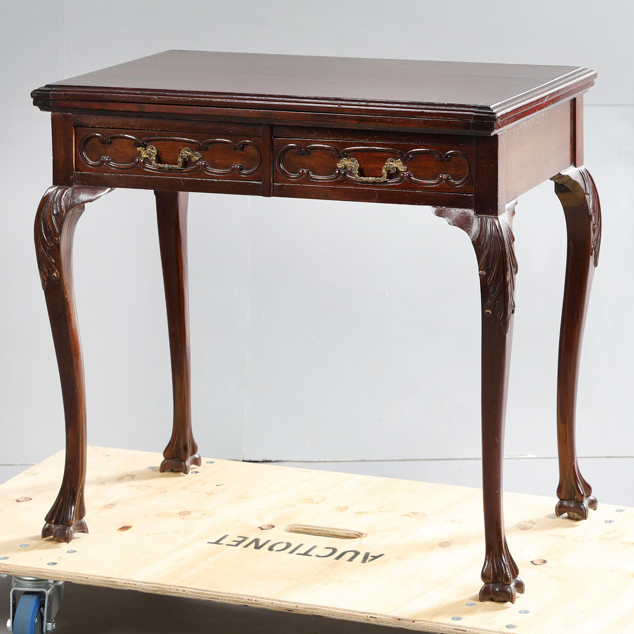 A 20TH CENTURY MAHOGANY CARD TABLE.