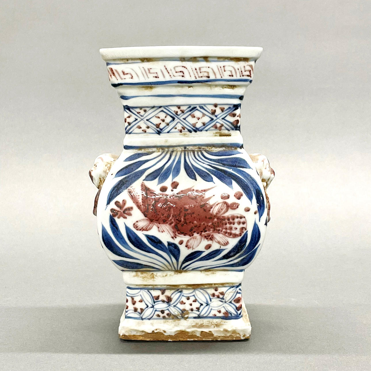 LÄNGLICHE VASE AUS CHINESISCHEM PROVINZPORZELLAN. Keramik & Porzellan - Orientalisch