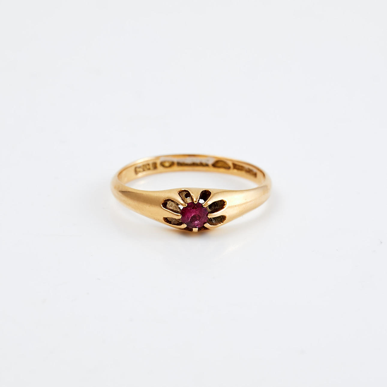 RING, 18 k guld, med röd ädelsten, 1932.