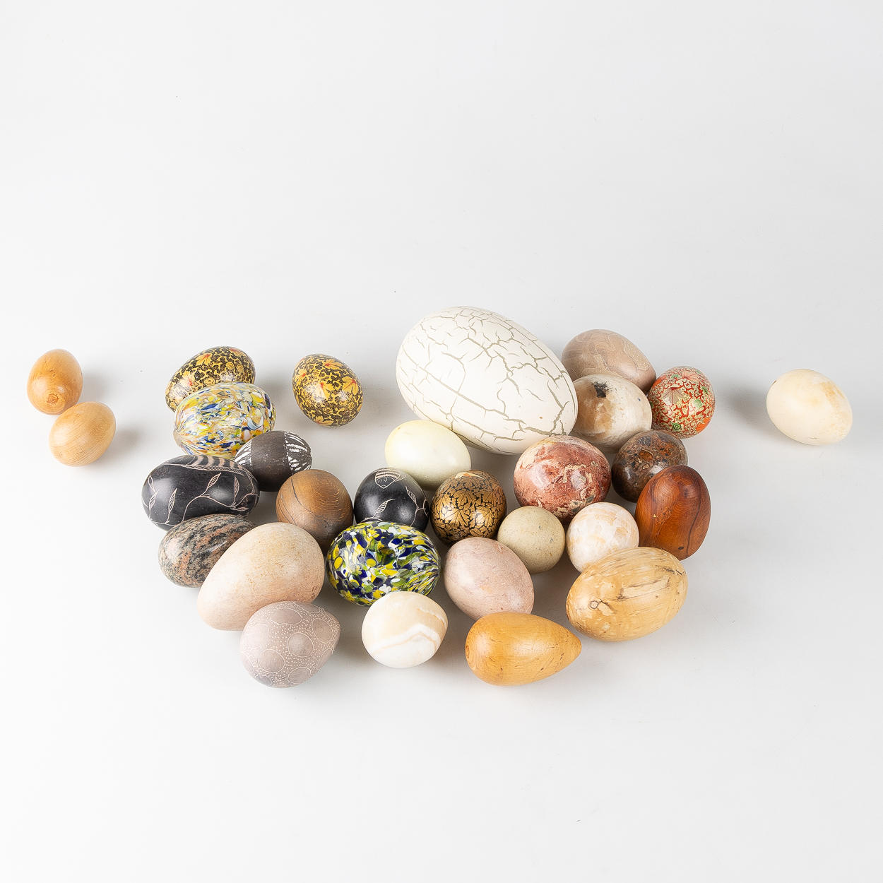 COLLECTION DECORATIVE EGG, 29 pieces, assorted materials.