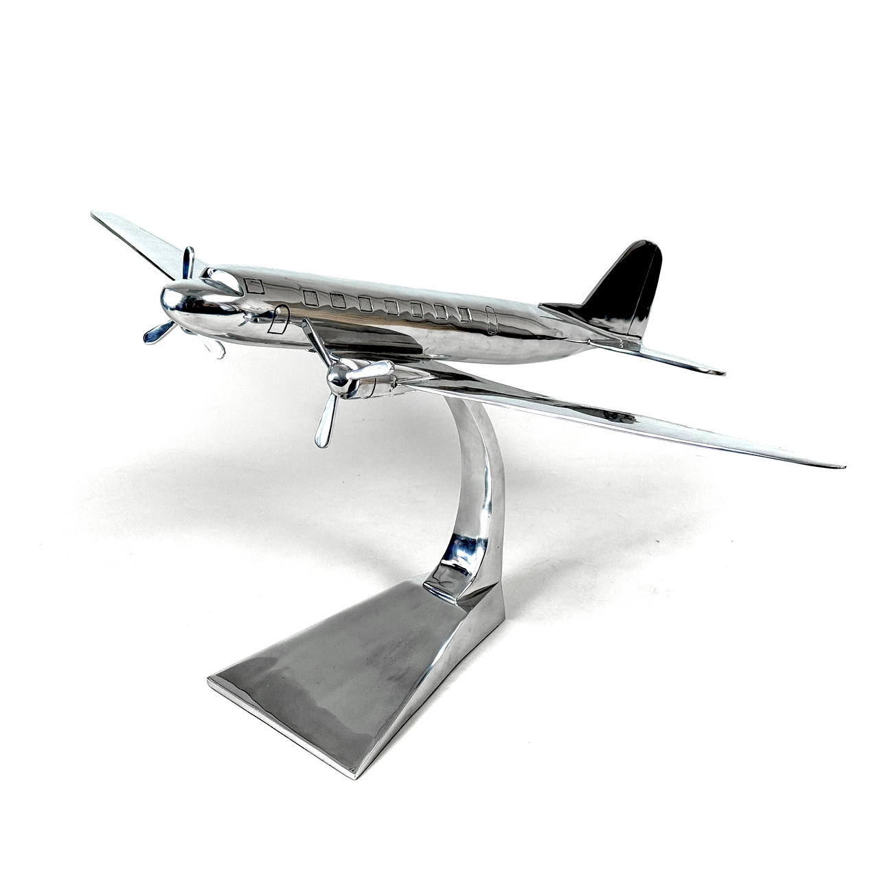 GROSSES ALUMINIUMMODELL EINES FLUGZEUGS.