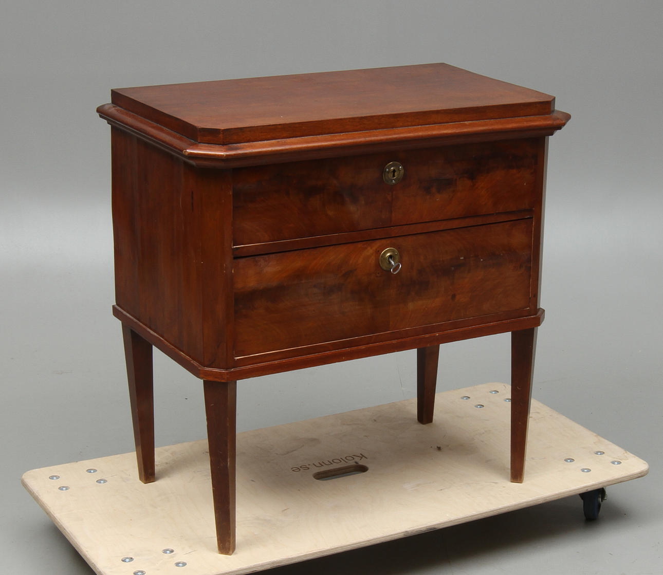 BYRÅ, mahognyfanér, 1800-tal.