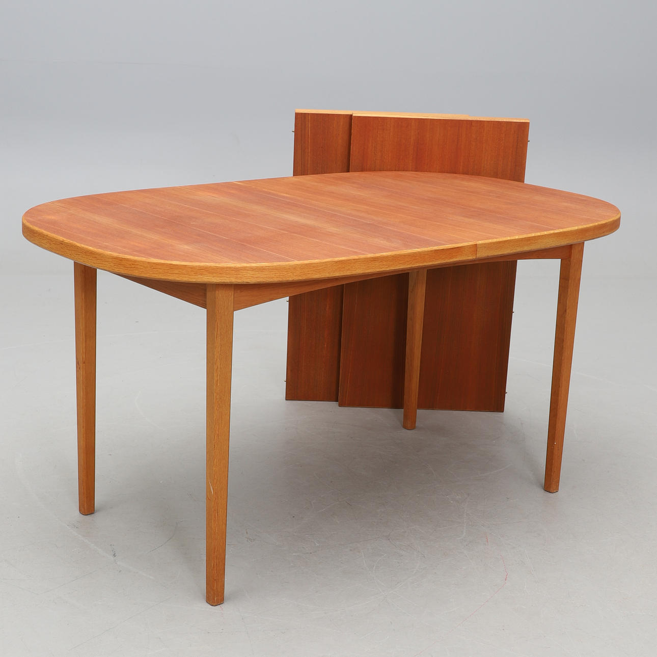 A 1960'S DINING TABLE.
