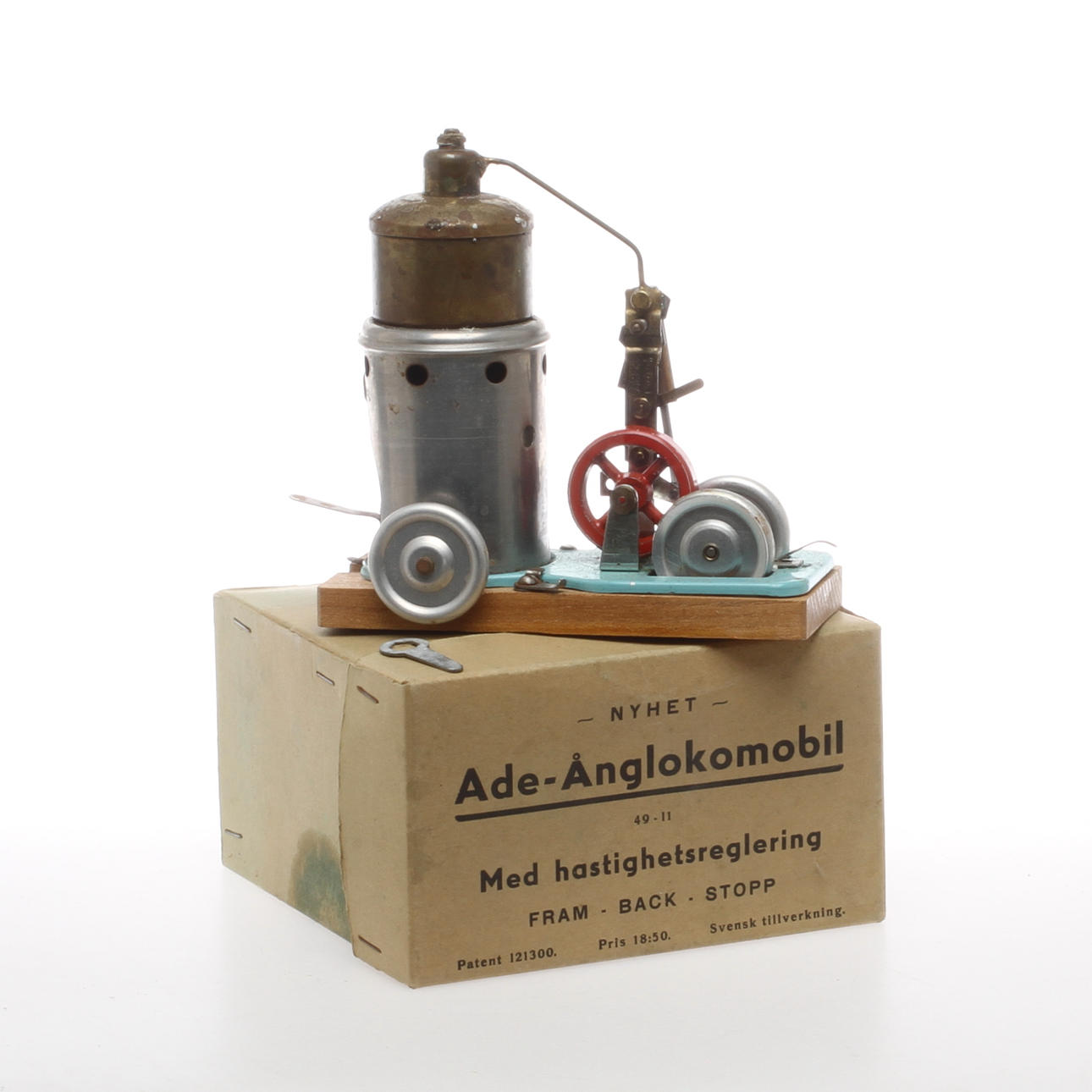 ADE Ånglokomobil med avtagbar träplatta. med brännare, bruksanvisning och originalkartiong.