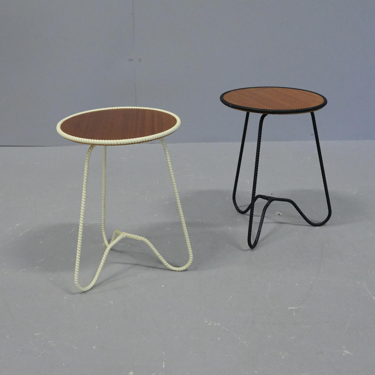 TVÅ PIEDESTALER, STRINGMODELL.