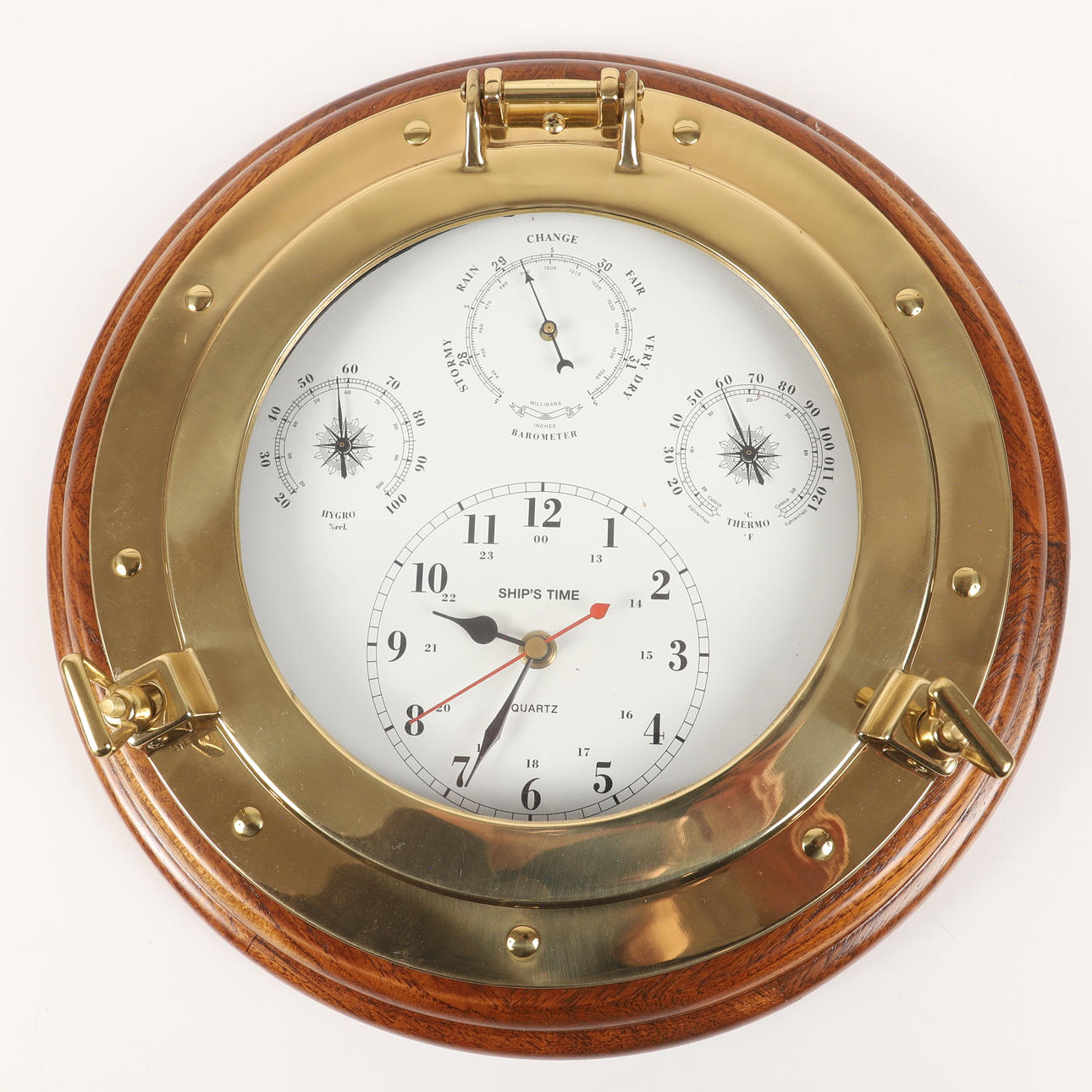 VÆGUR i form af en bådventil, træ/messing, 1900/2000-tallet.