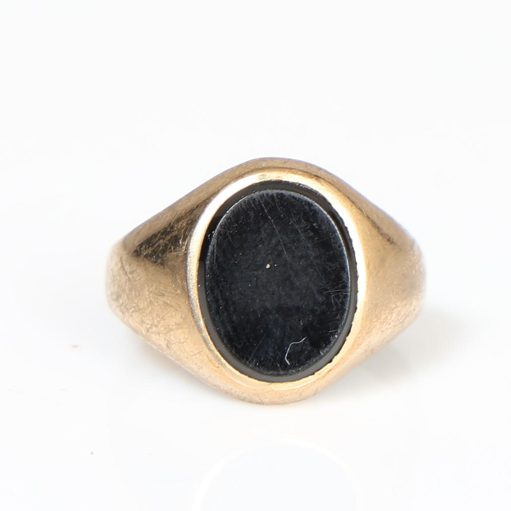 RING, 9 KARAT GULD OCH SVART ONYX.
