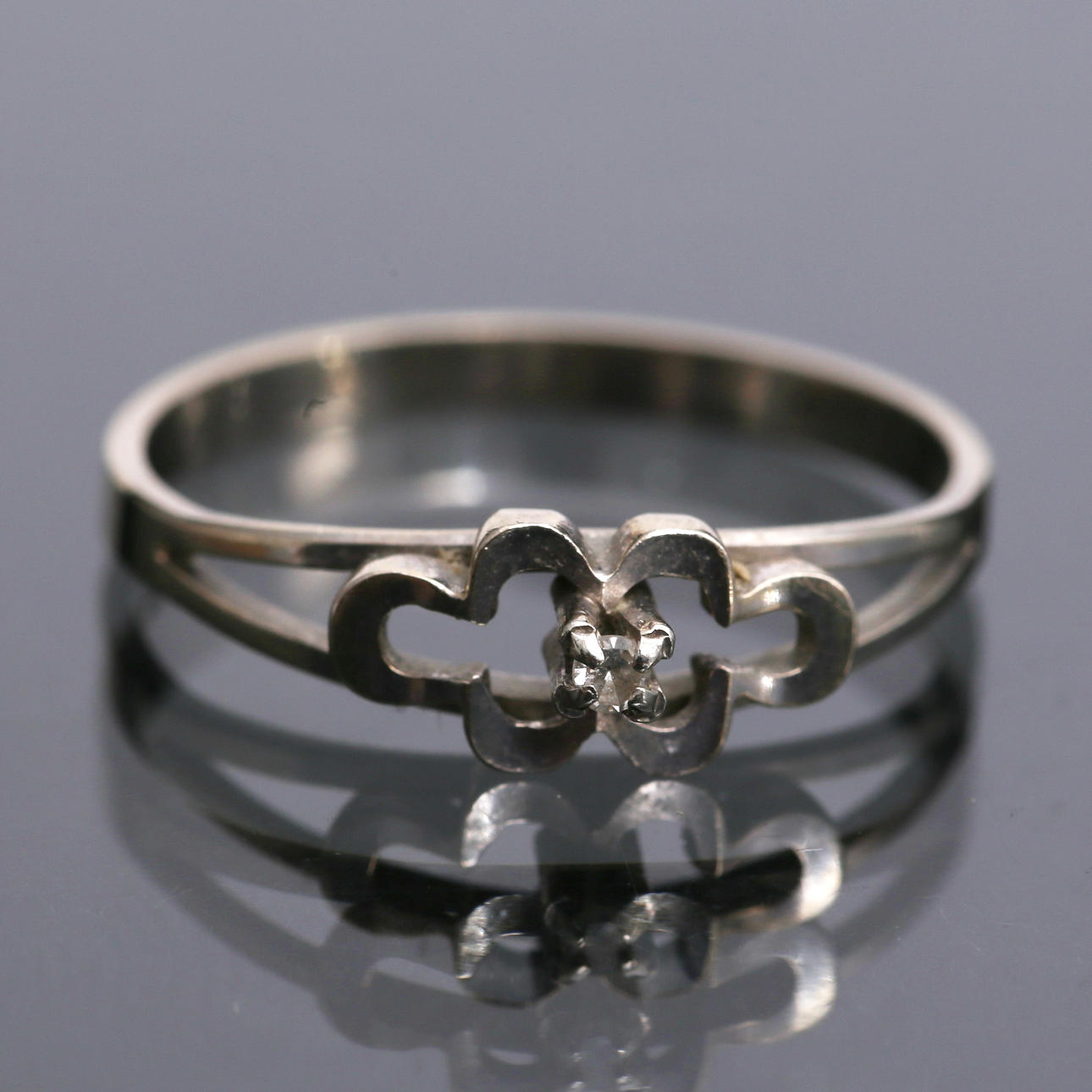 RING, 18 k vitguld med sten, 1,86 gram.