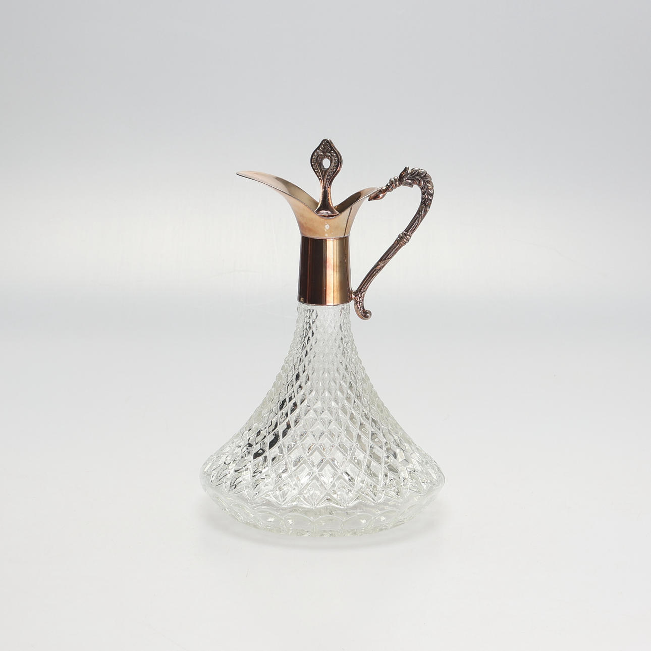 KARAFFE, kristallweißes Metall.