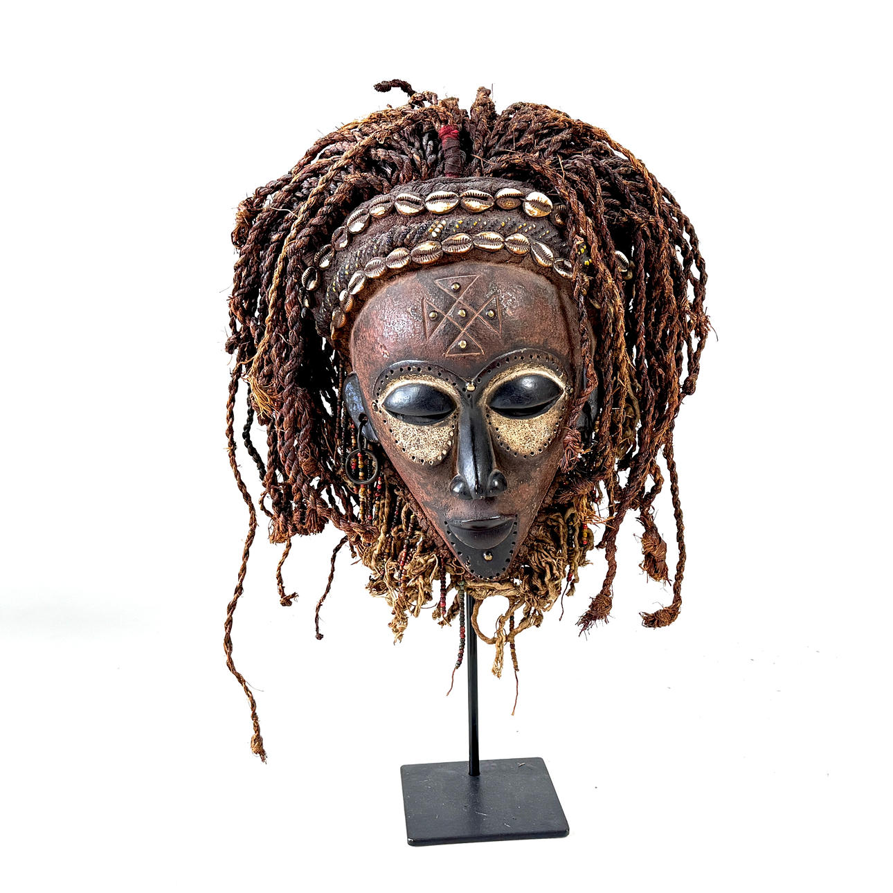 AFRIKANSK STAMMASK PÅ METALLSTATIV.