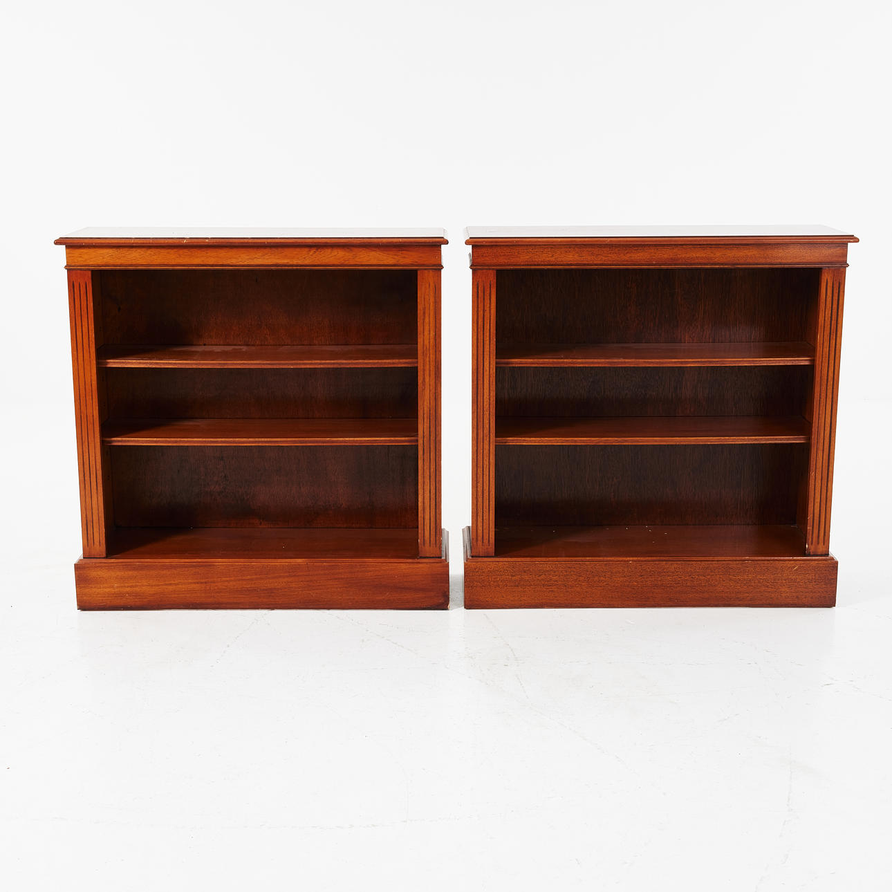 1 Paar Bücherregale, englisch, mit Eibe furniert.