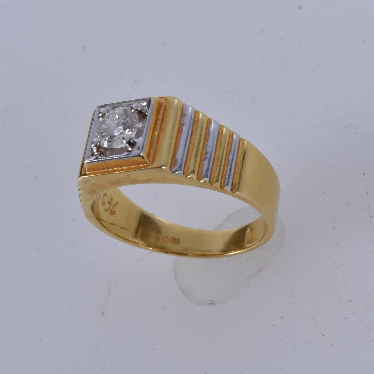 KLACKRING, ca 0,50ct, vit och rödguld, 18K.