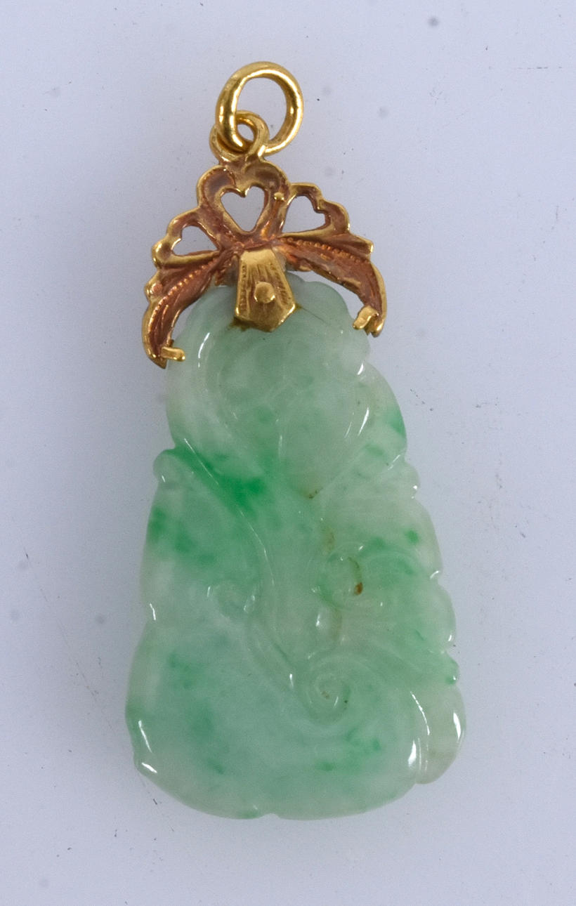 COLGANTE, jade de 24 quilates.