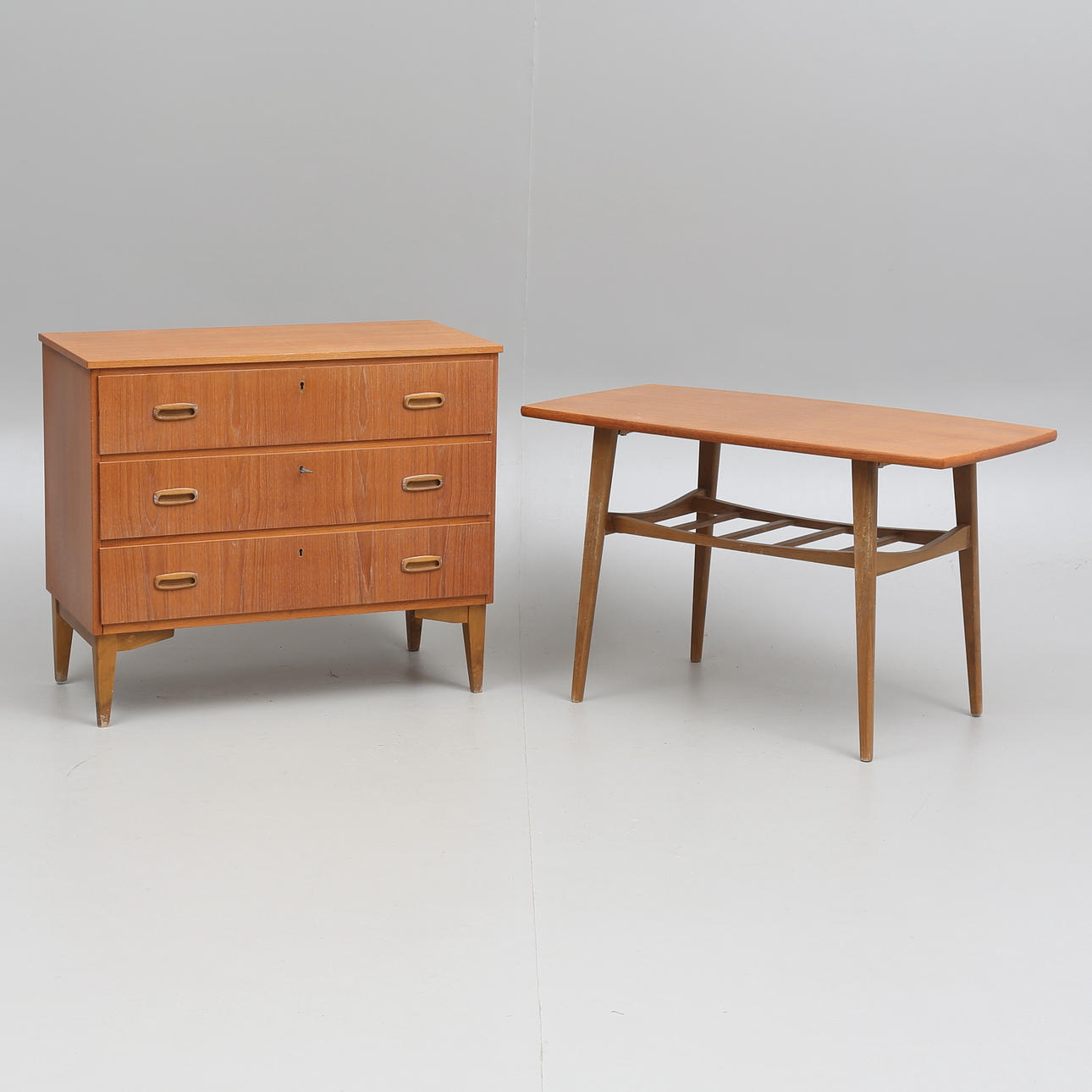 BYRÅ samt SOFFBORD, teak, 1900-talets mitt.