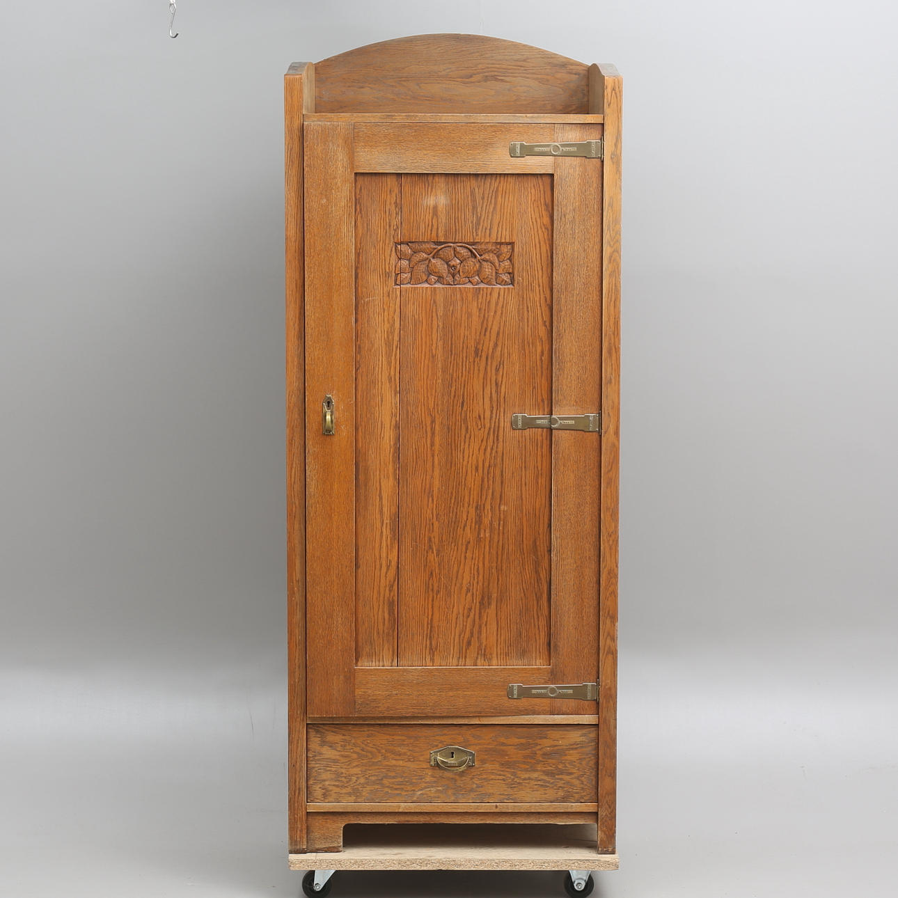 KLÄDSKÅP, ek, jugend, tidigt 1900-tal.