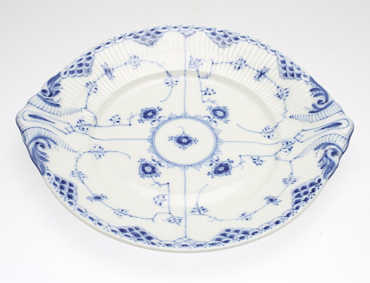 KAKFAT, porslin, "Musselmalet", halvblond, Royal Copenhagen, Danmark.